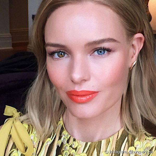 Kate Bosworth se jogou no batom laranja para deixar o look mais divertido e colorido, equilibrando o visual com a pele sequinha e, nos olhos, v?rias camadas de m?scara de c?lios (Foto: Instagram @hungvanngo)